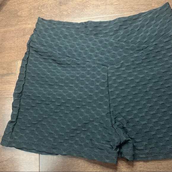 NEW TIKTOK HIGH RISE BLACK YOGA GYM BOOTY SHORTS WOMENS SIZE SMALL/MEDIUM - Picture 3 of 9